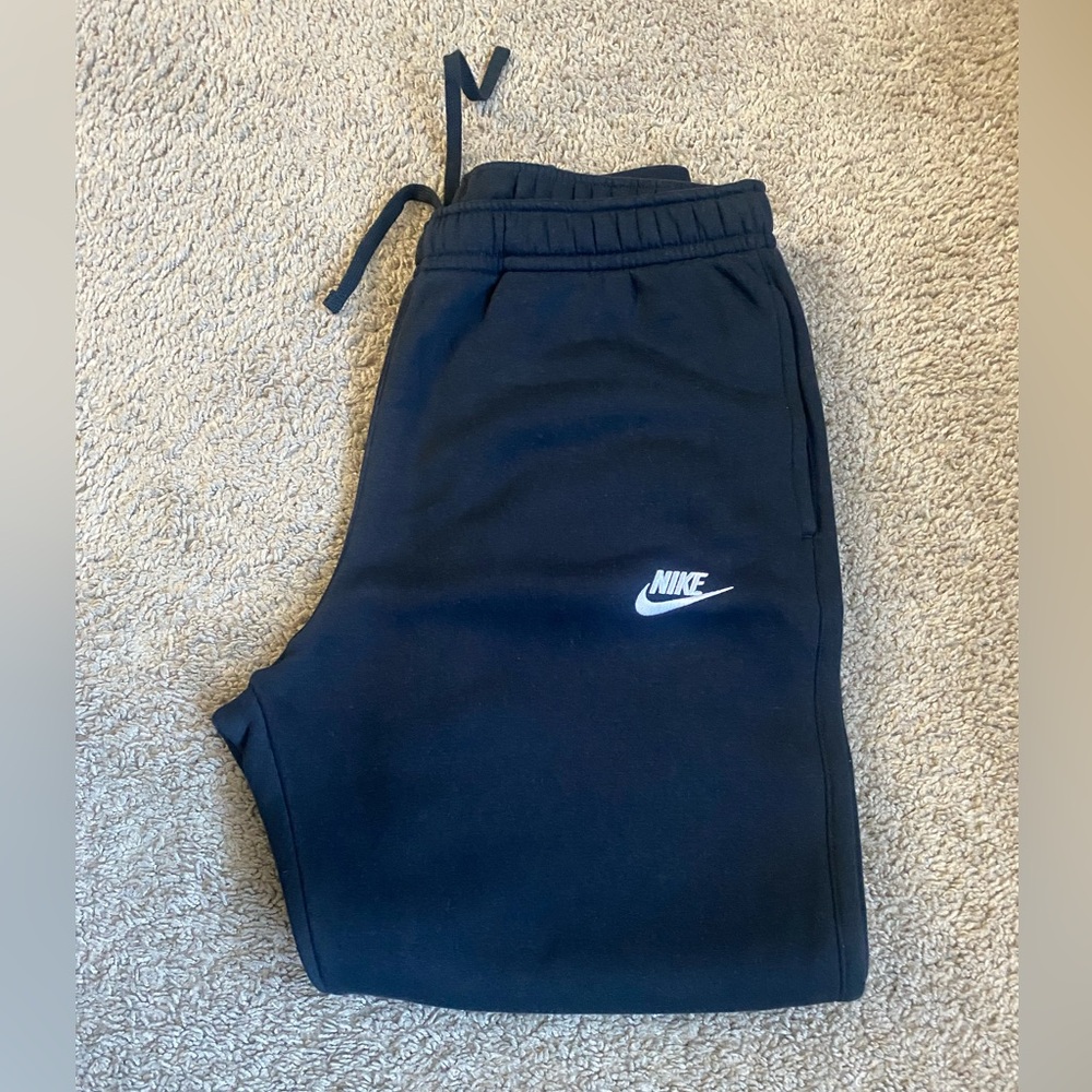 Brand “NWOT” Men Nike joggers 🏃‍♂️ Sz Medium color black
